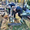 Sprzątanie zapomnianych grobów