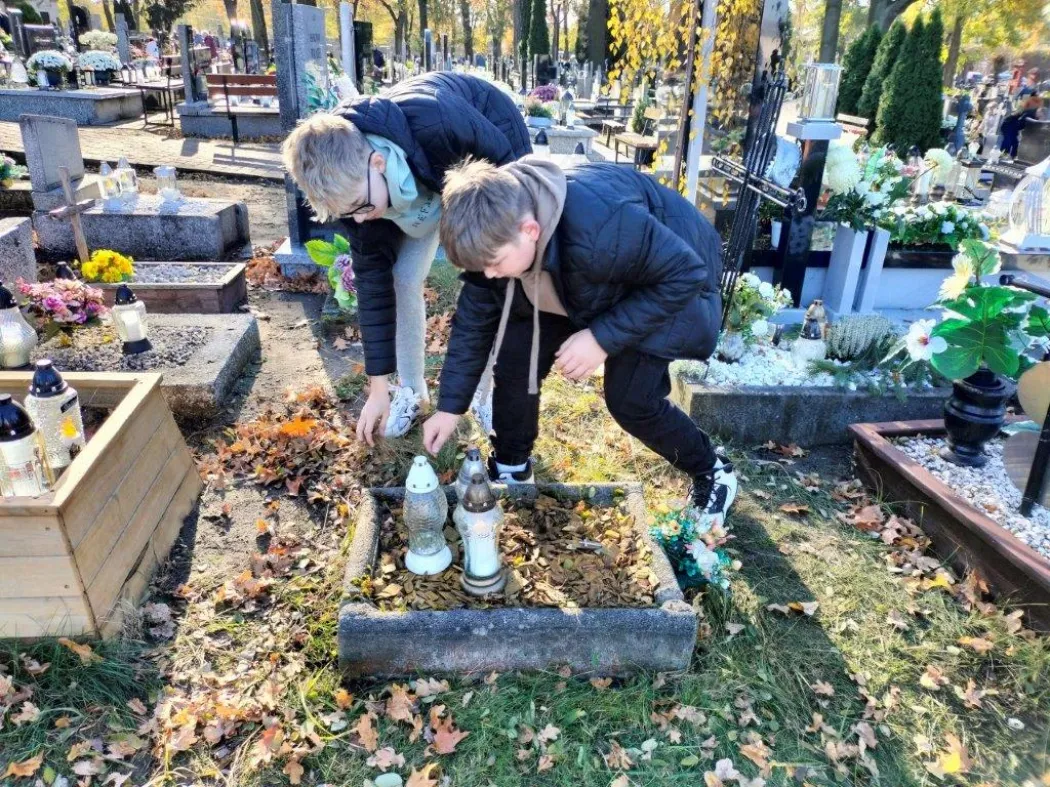 Sprzątanie zapomnianych grobów