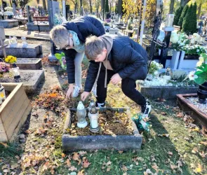 Sprzątanie zapomnianych grobów